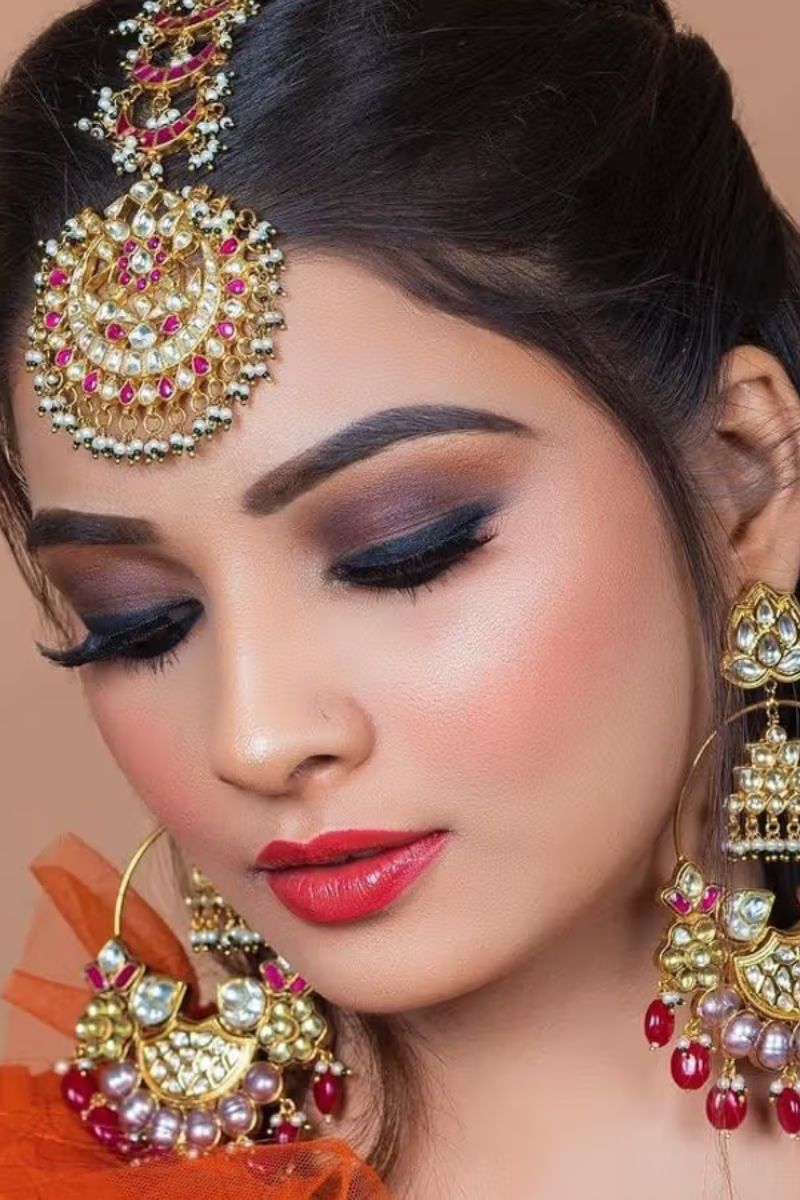 Traditional Kohl-Rimmed Eyes & Bold Lips